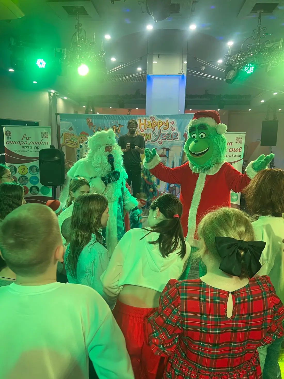 דד מורוז וגרינץ' על הבמה בחגיגת נובי גוד של קרן MD Terra